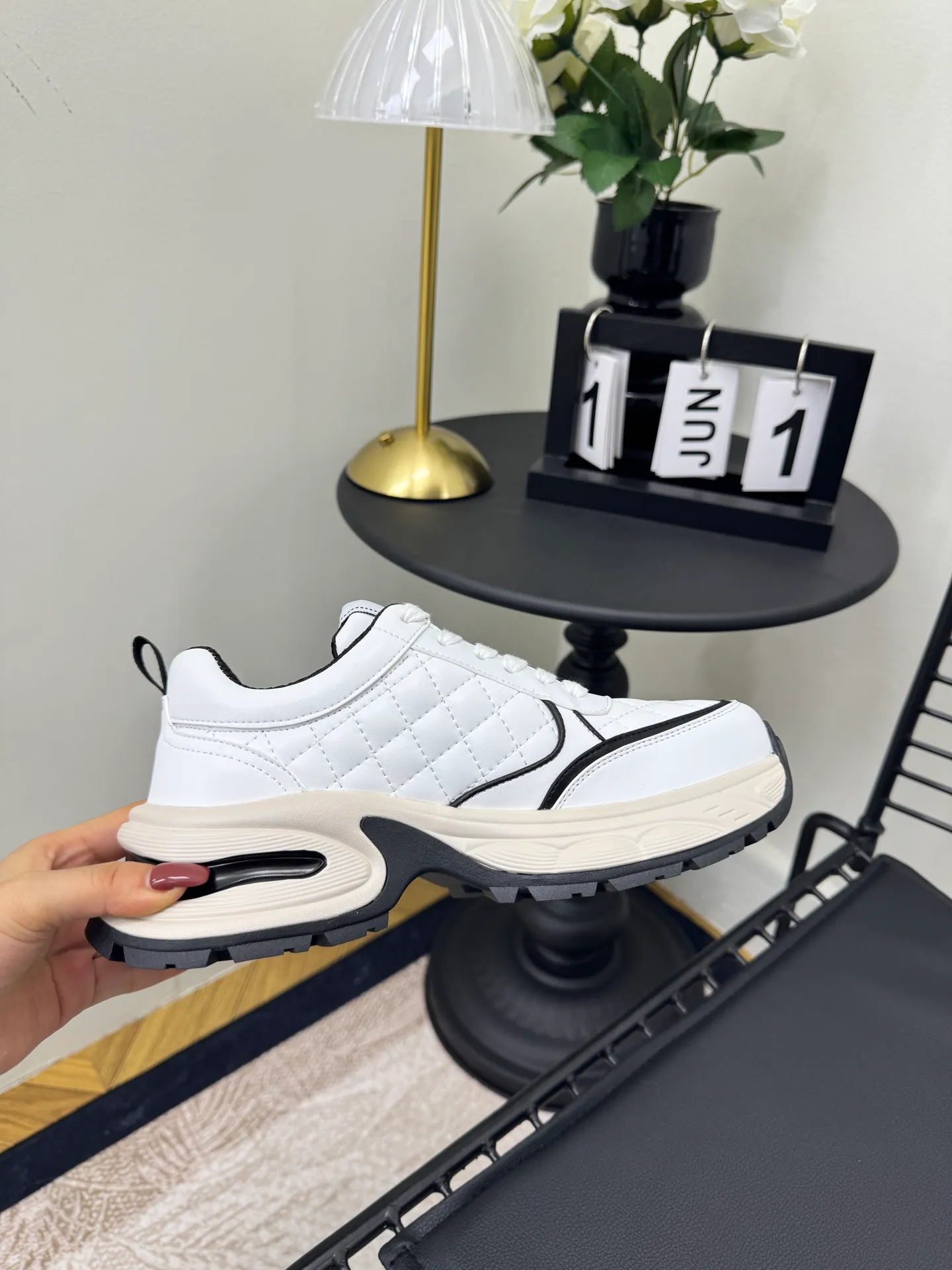 Men's men's shoes P660! Size: 35-41 Chanel 25C new Chanel sports and casual shoes. Versatile white shoes. You can’t go wrong with the styles. The contrasting colors are full of vitality. The logo embossed on the side is very delicate on the feet. The upper is made of original customized materials. The original outsole.